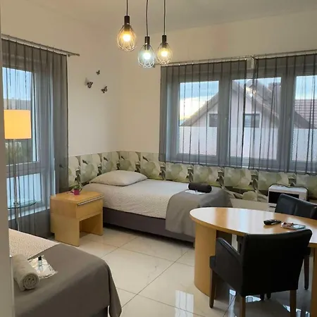 Azyl Ξενοδοχείο *