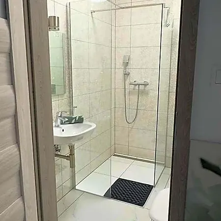 Azyl Hotel *