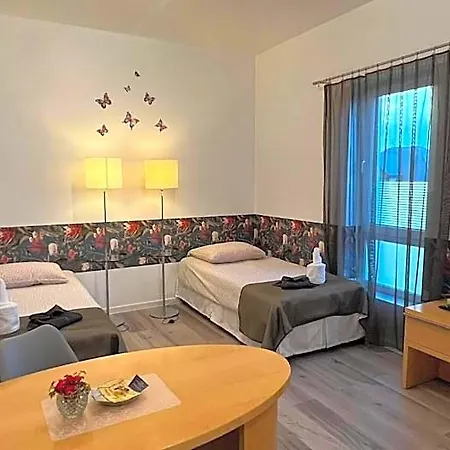 Azyl Hotel *