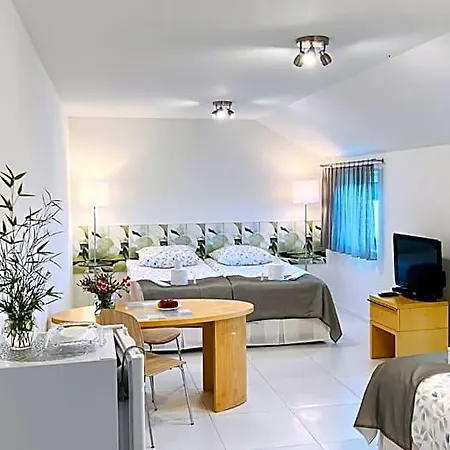Hotel Azyl *