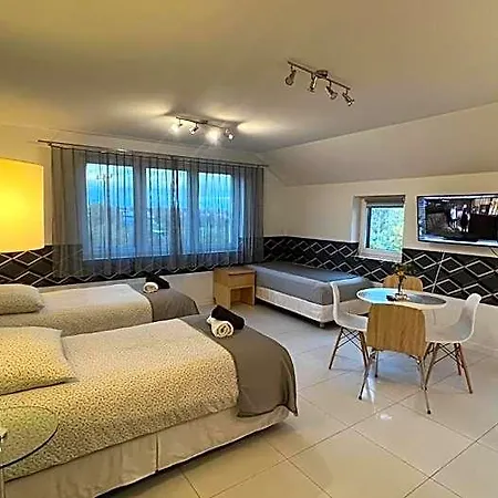 Azyl Hotel *