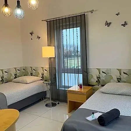 Azyl Hotel *